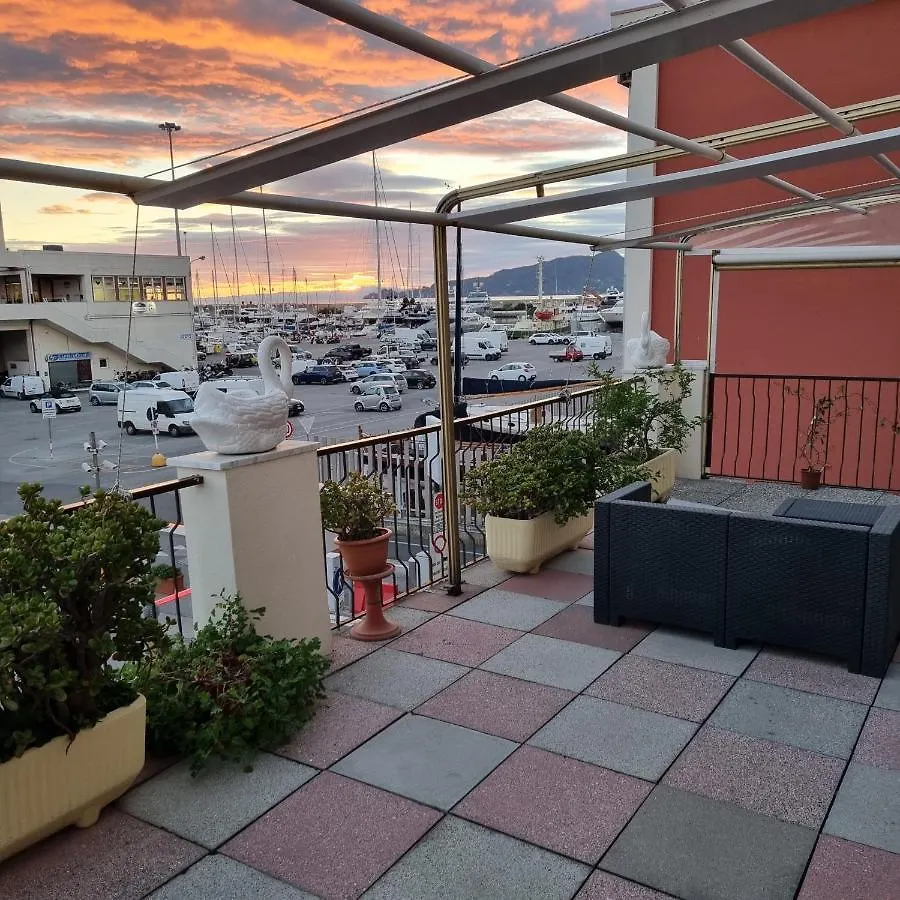 Albergo Stella Di Mare Lavagna 2*,  Italien
